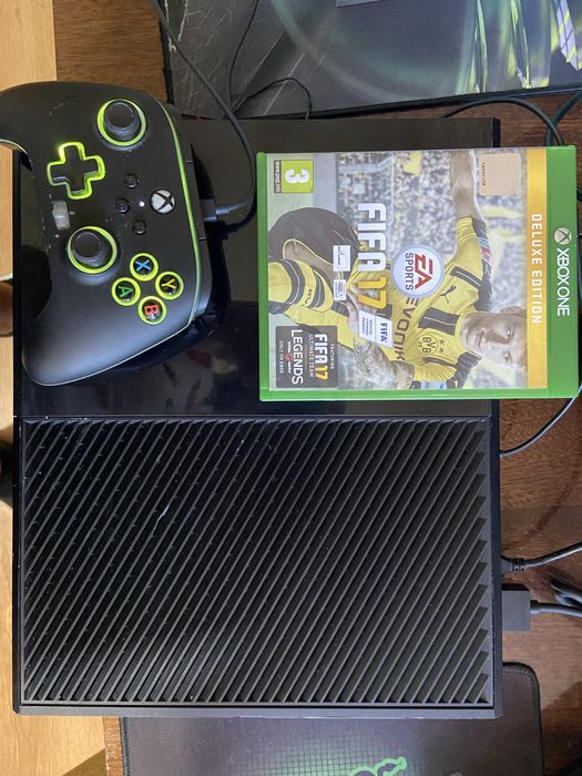Xbox One 500GB + Геймърски джойстик + Подарък игра FIFA 17
