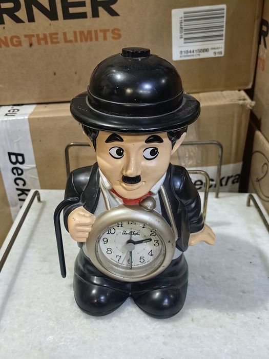 Страхотен настолен часовник Чарли Чаплин