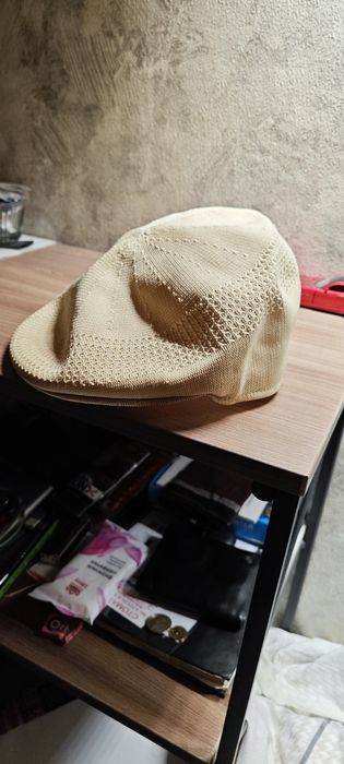 Кепка бежевая летняя.