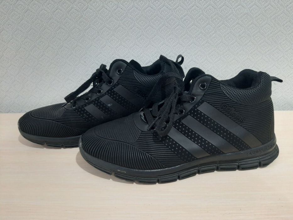 Продам демисезонние кроссовки