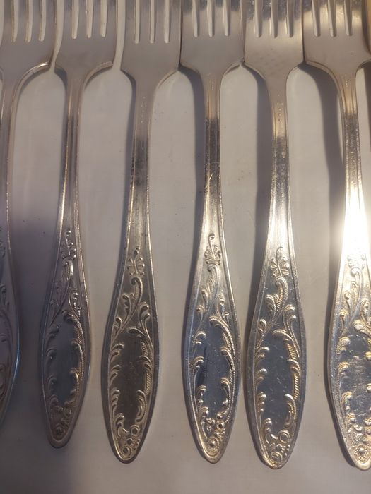 Мельхиоровые десертные вилки.