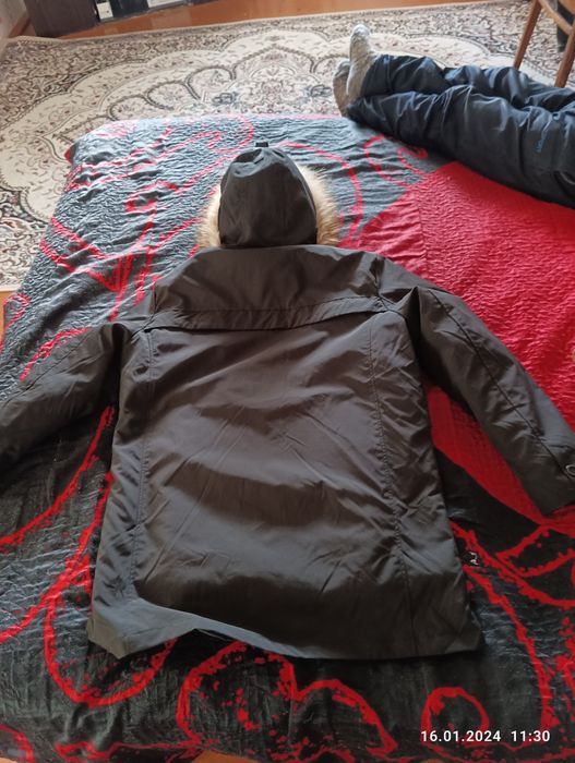 Продаю . Зимнюю куртку мужскую ,с подкладо