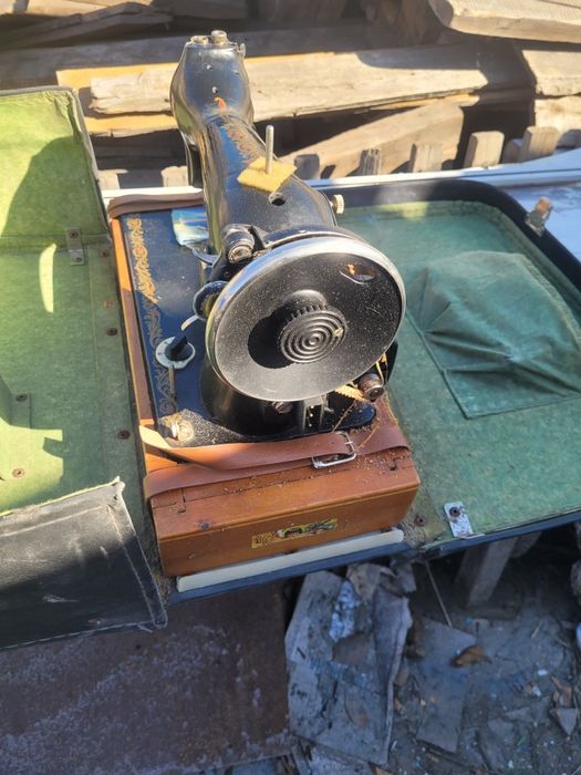 Продам швейную машинку