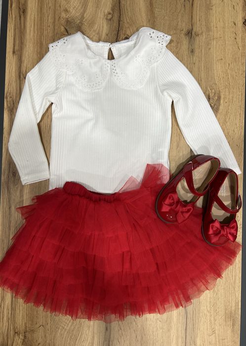Бяла блуза, червена пола, червени обувки 3-4г