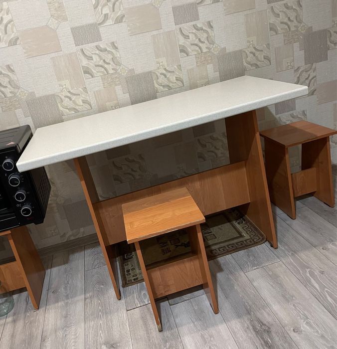 Продам кухонный стол с 4 табуретками б/у