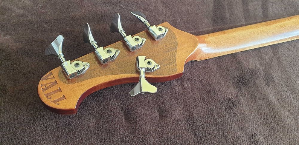 Бас китара Custom V