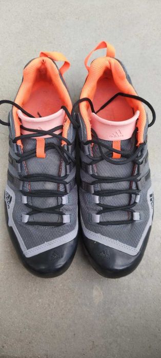 Продават се Adidas