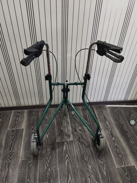 Продам ходунки на колесах