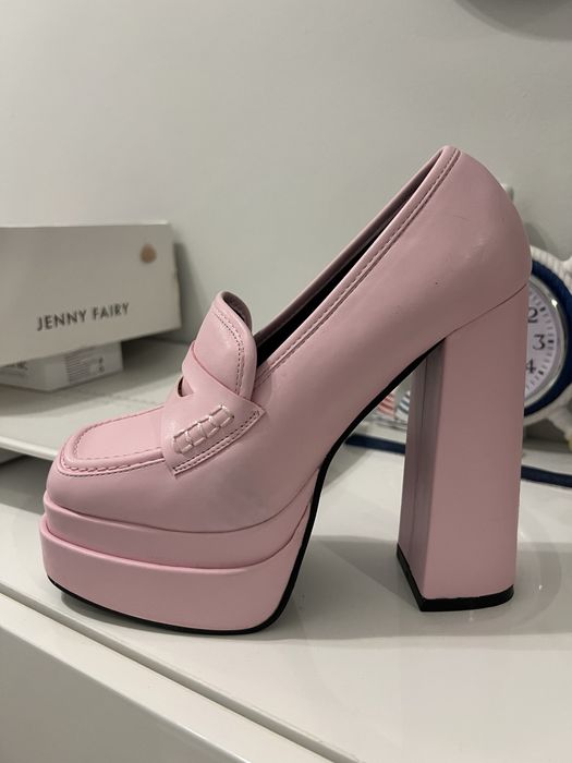 Високи обувки на ток