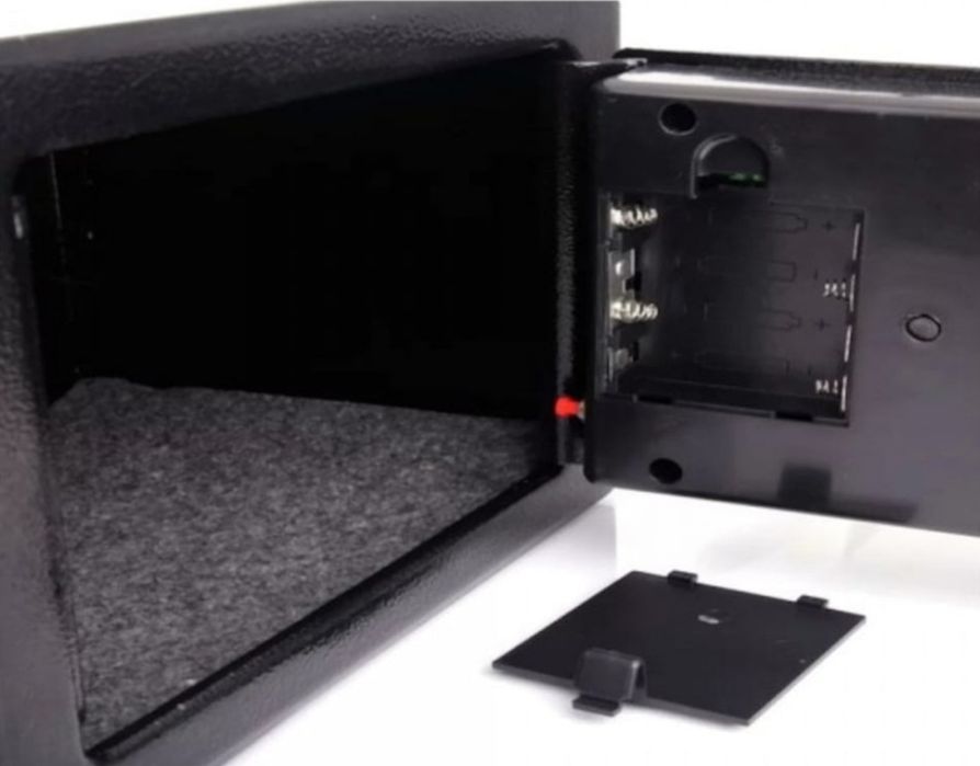 Seif metalic cu inchidere digitala si cheie 17 x 23 x 17 cm Negru