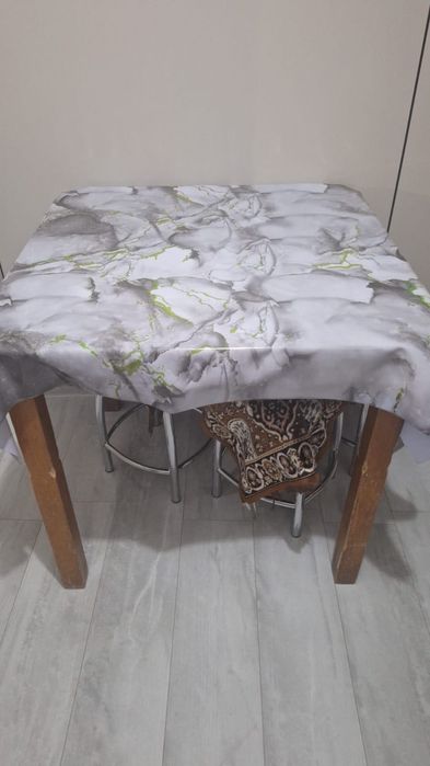 Стол 80×80 в хорошем состоянии