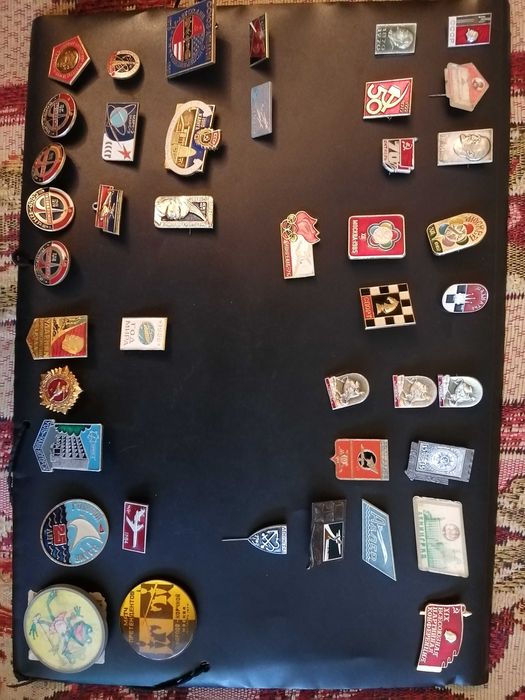 Продам значки разные