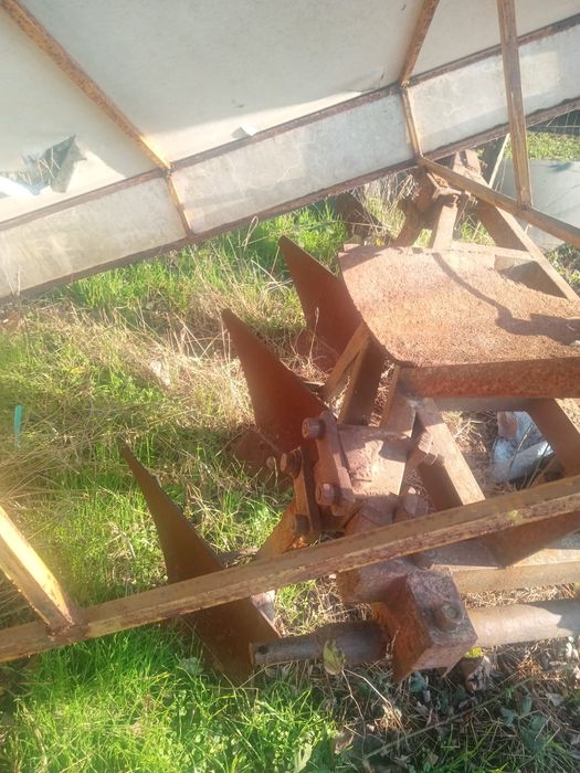 Vând plug cu 4 brazde