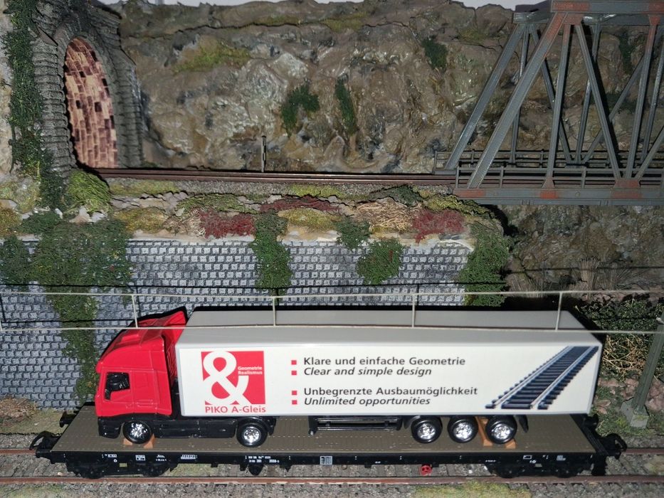 Vagon platforma+tir piko scara H0
Trenulet electric scara H0
Pret 250l