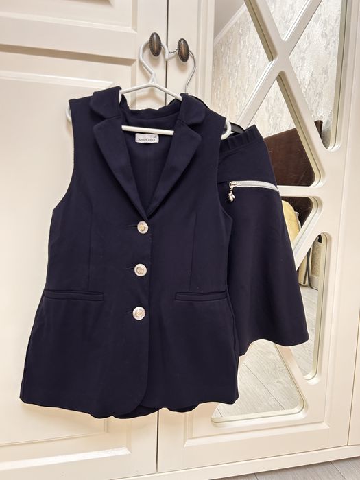 Продается на девочку  жилет и юбка от Амадео