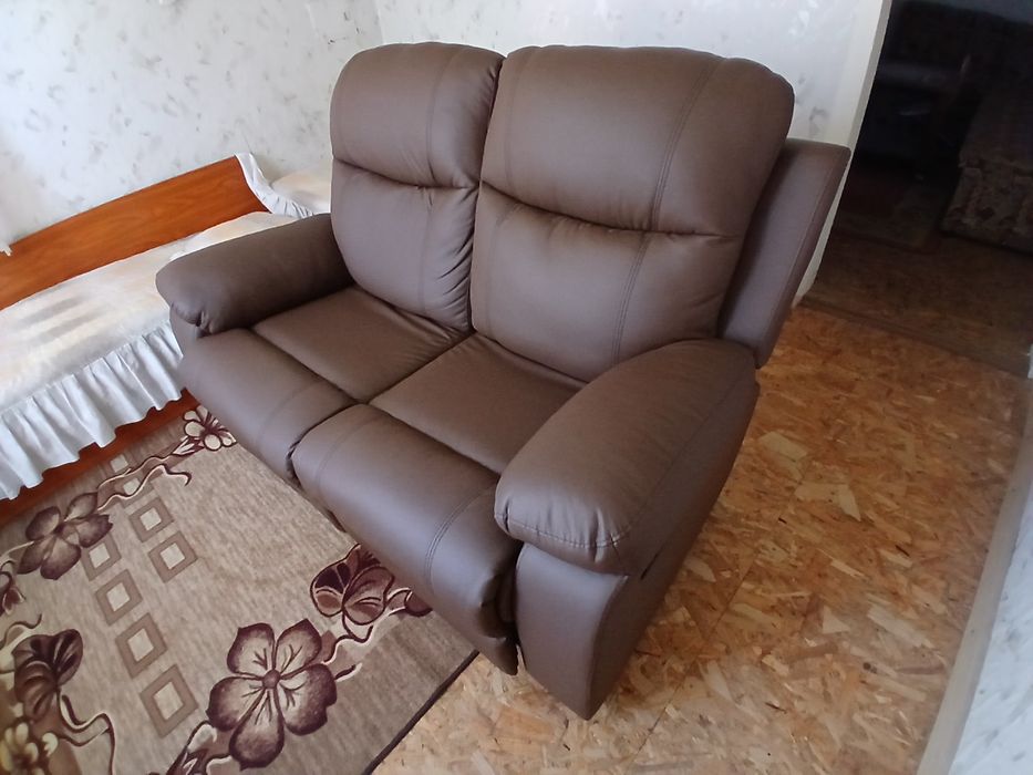 Кожен двоен релакс фотьойл (loveseat) – отлично състояние