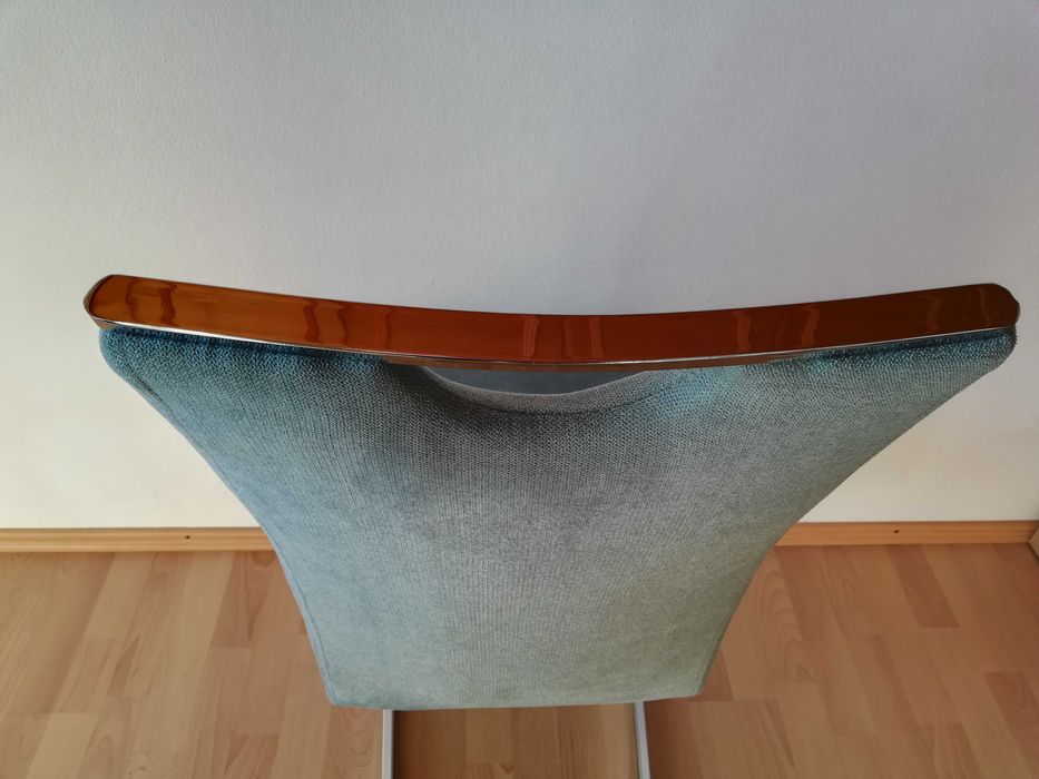 Два стола с модерен дизайн