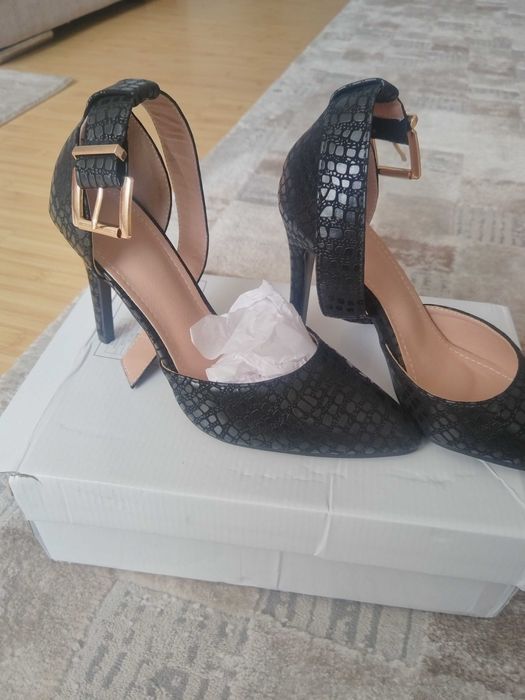 Черни дамски нови обувки на ток.