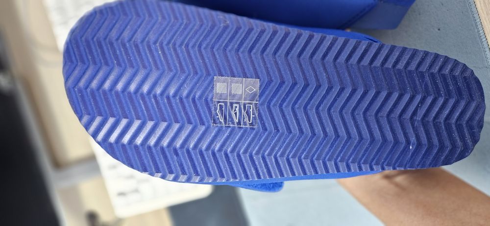 яркие шлёпки MONKI