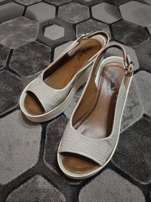 Продам  женские сандалии