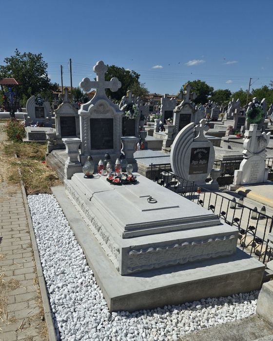 Curatare morminte Campia Turzii