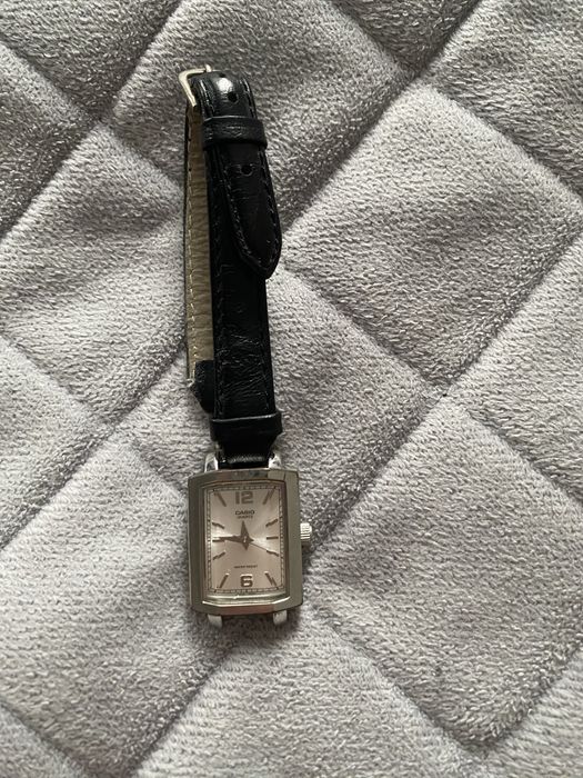 Продам женские часы