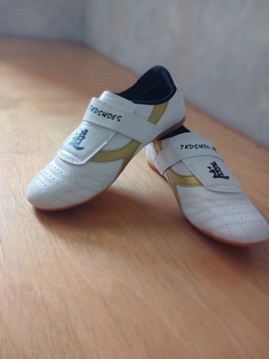 TKDSHOES taekwondo oyoq kiyimi sotiladi.