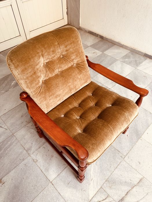 Удобно масивно кресло – ретро стил, много запазено, истински комфорт!