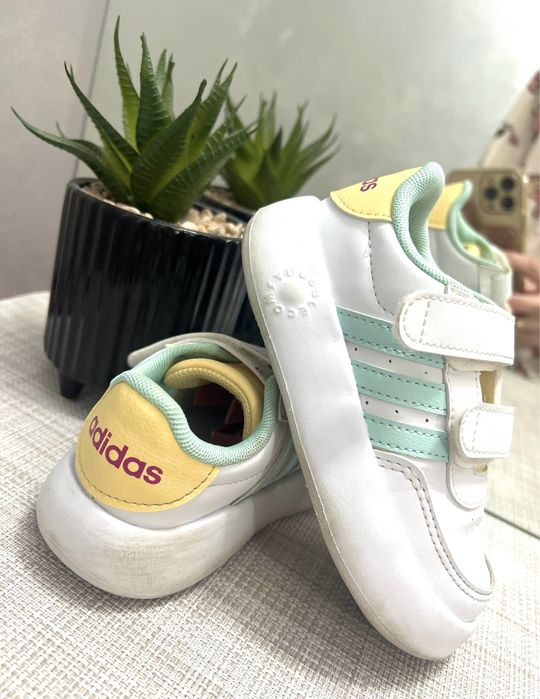 Детски обувки Adidas размер 25