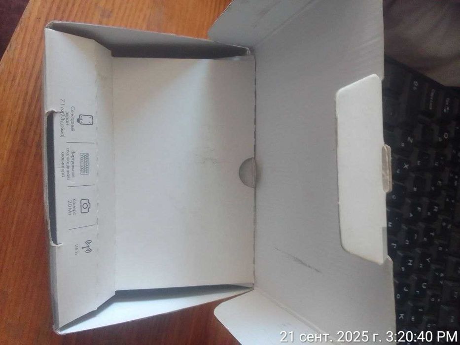 Телефон белого цвета LG - T310i0