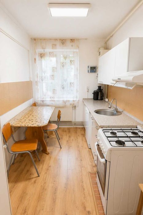 Apartament 3 camere | Centru | Foarte luminos | 2 balcoane închise | Orientare S-V