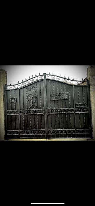 Ковано желязо по поръчка - врати , огради и парапети .