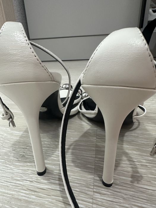 Кожаные босоножки Zara