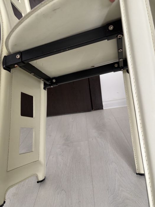 Столове от естествена кожа