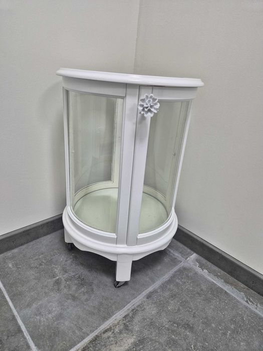 Козметично легло, козм. стол, дървена витрина извита, помощна маса