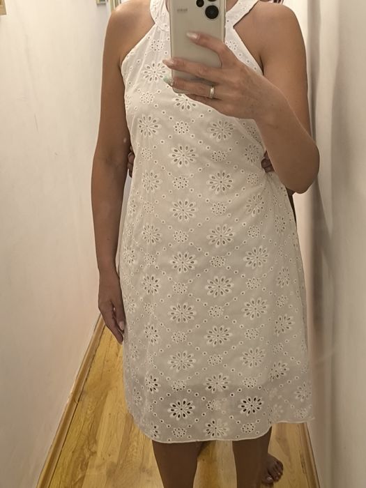 Бяла дантелена рокля