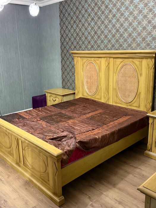 Деревянная дорогая кровать с матрасом