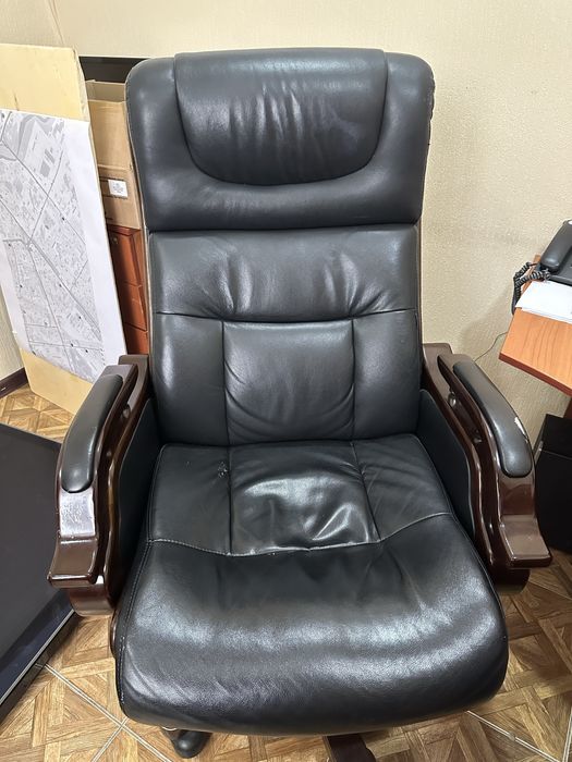 продам кожаное кресло