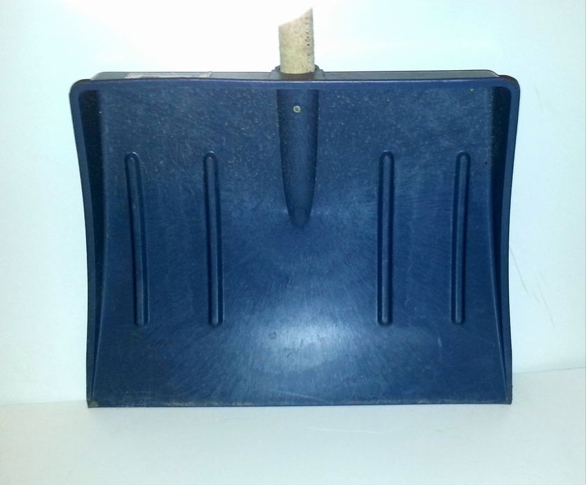 Lopeți pentru zăpadă din plastic cu coada din lemn NOI - 30 Lei/bucata