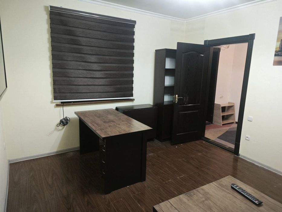 Аккуратный небольшой офис с мебелью на Глинке