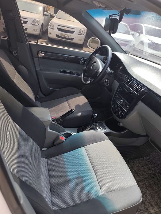 Shevralet lasetti 1,8 avtomat 3-pazitsya sotiladi. Rangi oq.