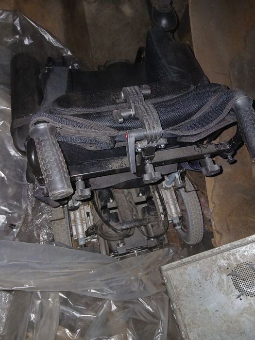 Инвалидная кресла-каляска с электроприводом.