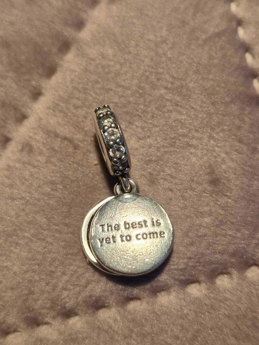 Пандора талисман "The best is yet to come"