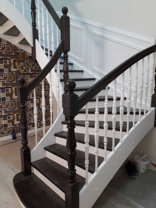 Лестницы из дерева, двери из массива.