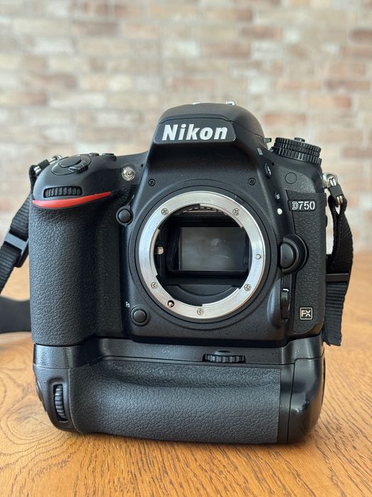 Nikon D750 + Grip MB-D16 + 2 baterii originale