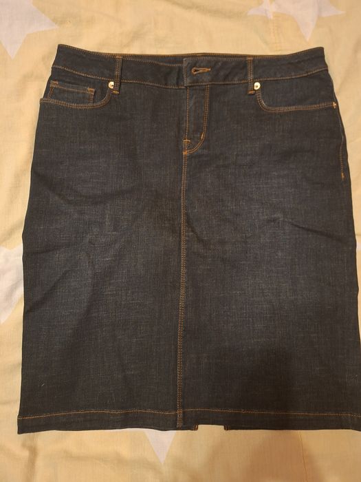 Vand o fusta de blugi