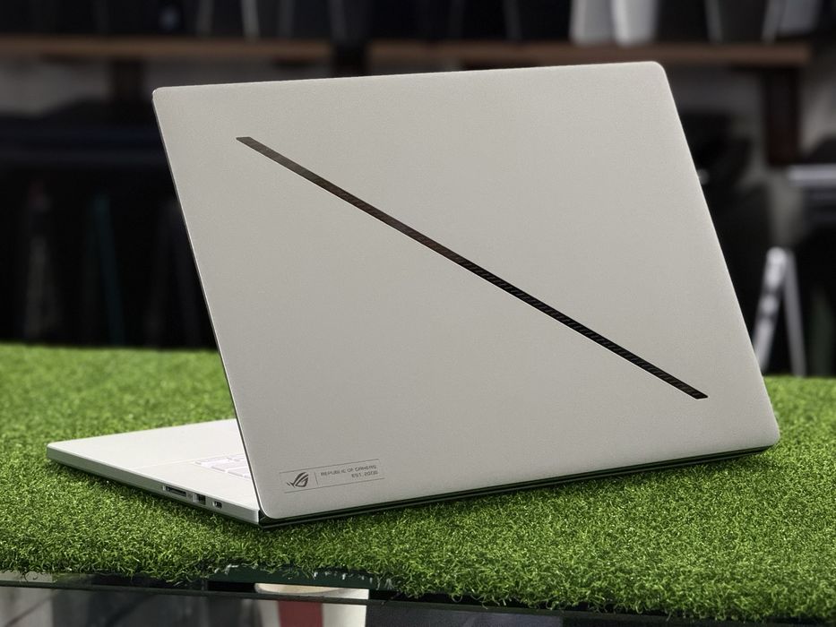 Asus Zephyrus ultra-9 RTX-4060 8Gb 16/1Tb