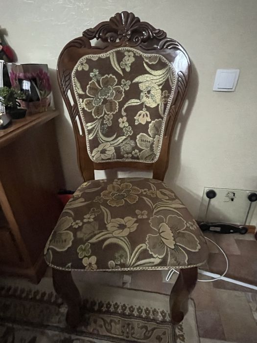 Деревянный стол со стульями