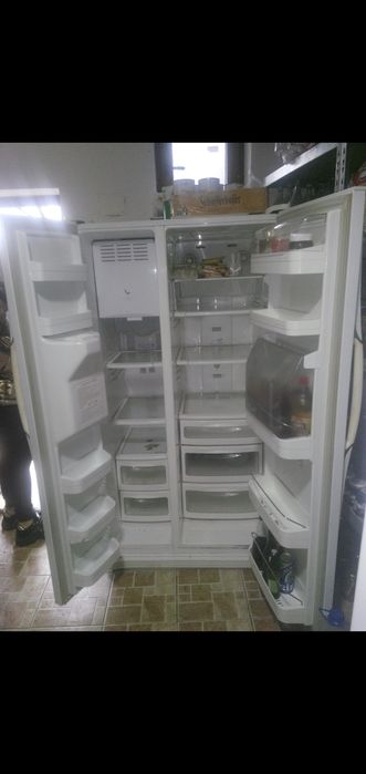 Samsung Combina frigorifica dubla side by side cu dozator apa minibar