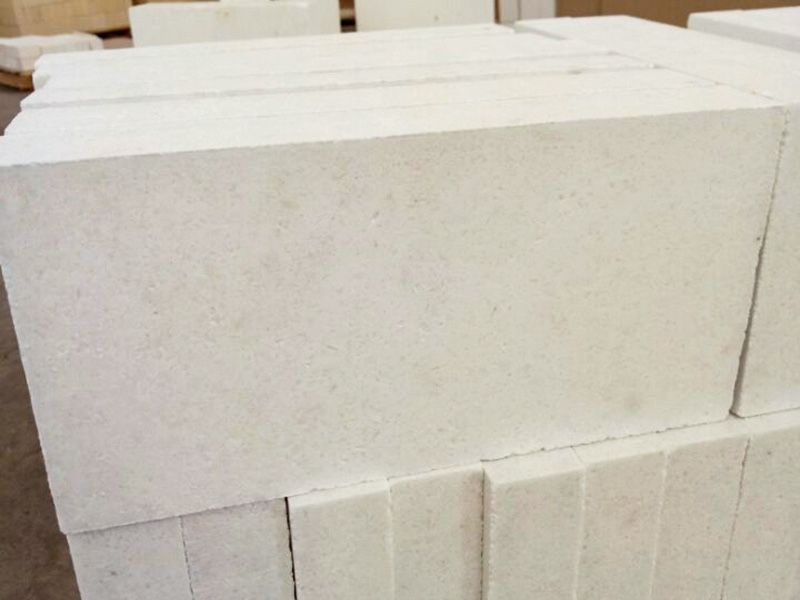 Белый Огнеупорный кирпич  для печей каминов мангалов.